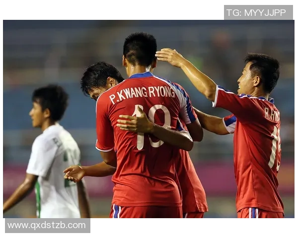 足球员在比赛中突然晕倒引发关注医疗团队迅速救助确保球员安全 足球员在比赛中突然晕倒引发关注医疗团队迅速救助确保球员安全